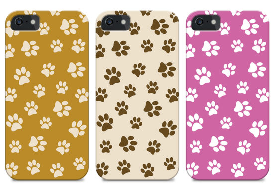 Capa patinhas de cães para iPhone Capa ideal para quem adora os seus fiéis amigos de quatro patas, disponível em diferentes cores. Capa totalmente em plástico.